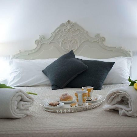 Casa Vacanza "Al Vicolo Delle Colonne" Salerno Eksteriør billede