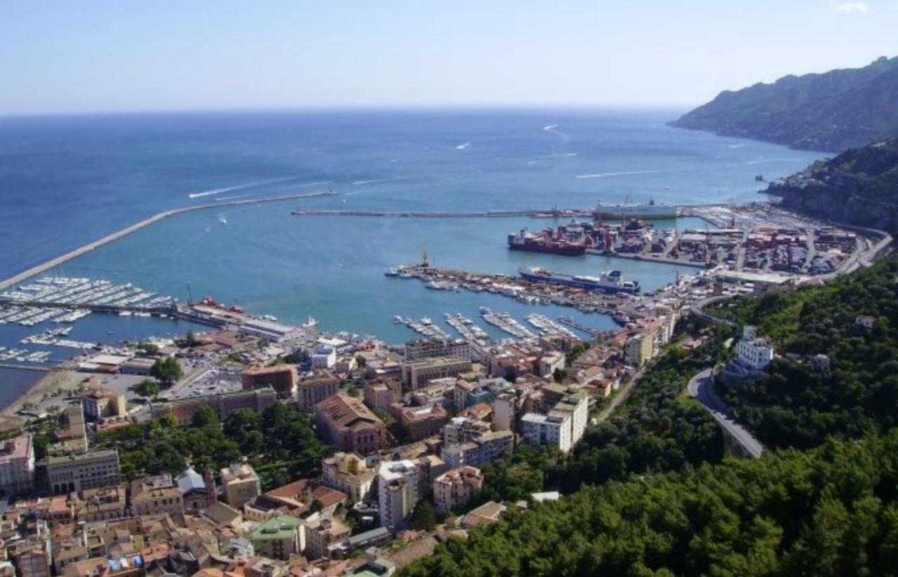 Casa Vacanza "Al Vicolo Delle Colonne" Salerno Eksteriør billede