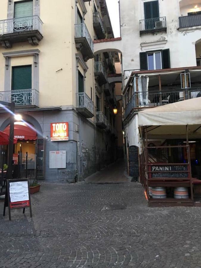 Casa Vacanza "Al Vicolo Delle Colonne" Salerno Eksteriør billede
