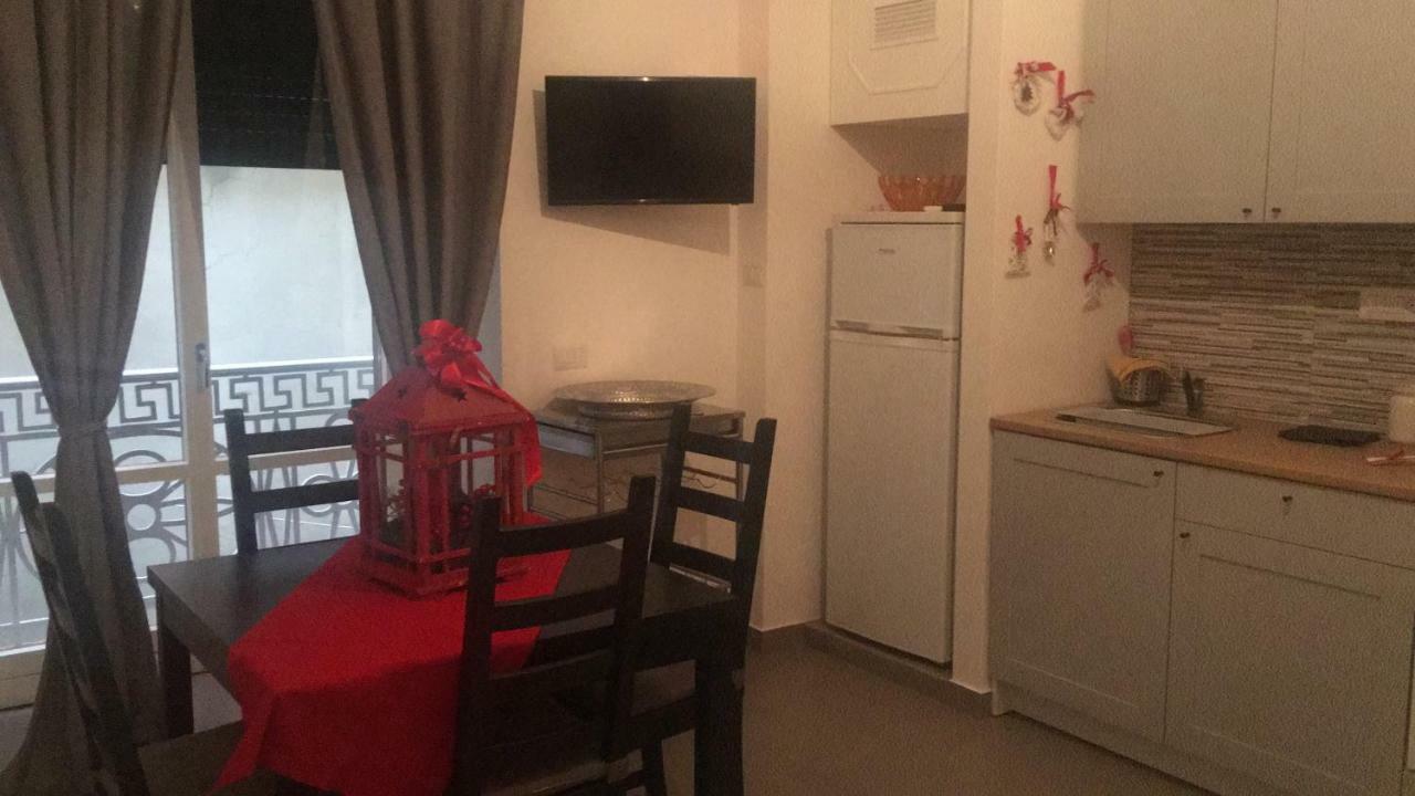 Casa Vacanza "Al Vicolo Delle Colonne" Salerno Eksteriør billede