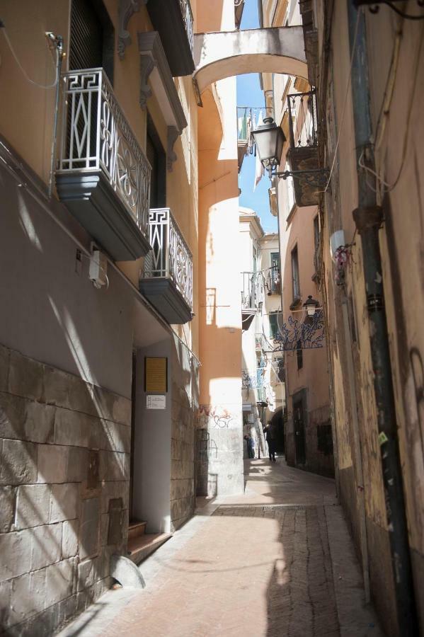 Casa Vacanza "Al Vicolo Delle Colonne" Salerno Eksteriør billede