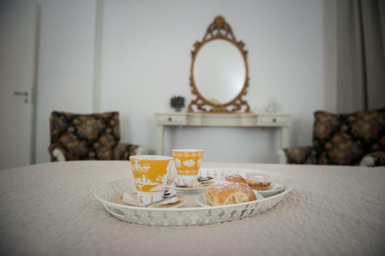 Casa Vacanza "Al Vicolo Delle Colonne" Salerno Eksteriør billede