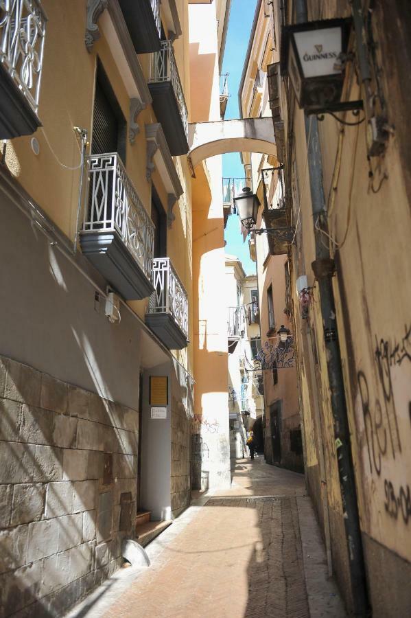 Casa Vacanza "Al Vicolo Delle Colonne" Salerno Eksteriør billede