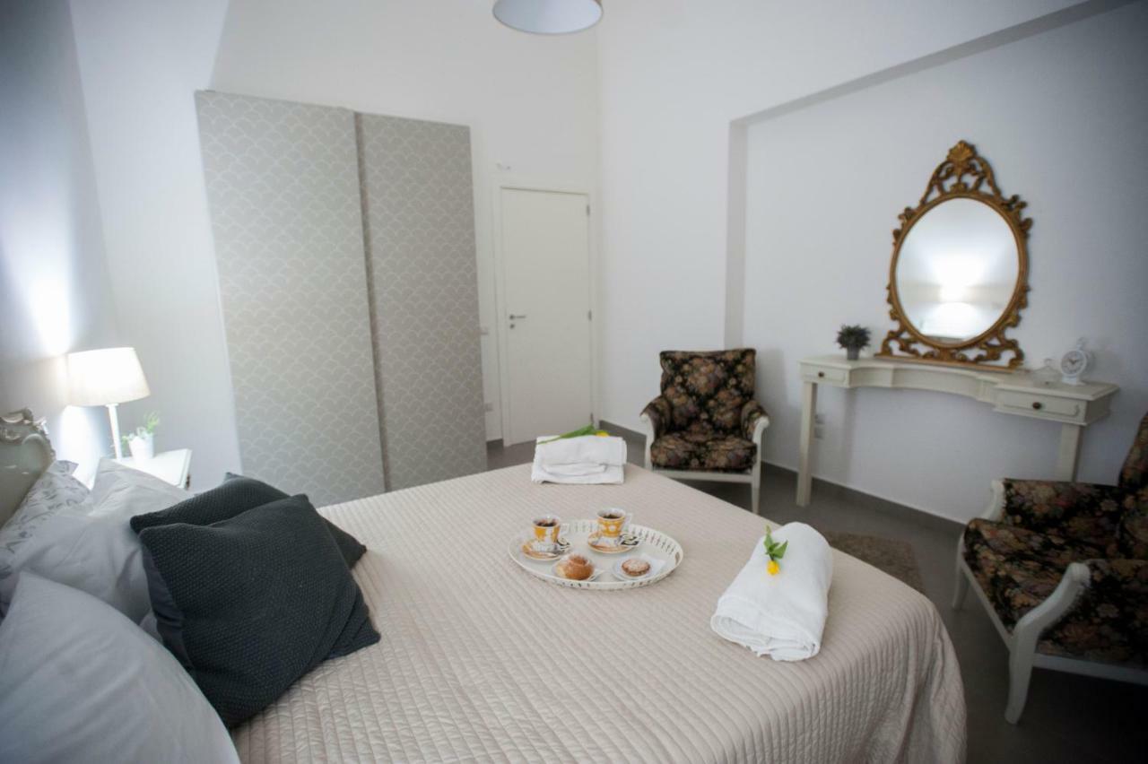 Casa Vacanza "Al Vicolo Delle Colonne" Salerno Eksteriør billede