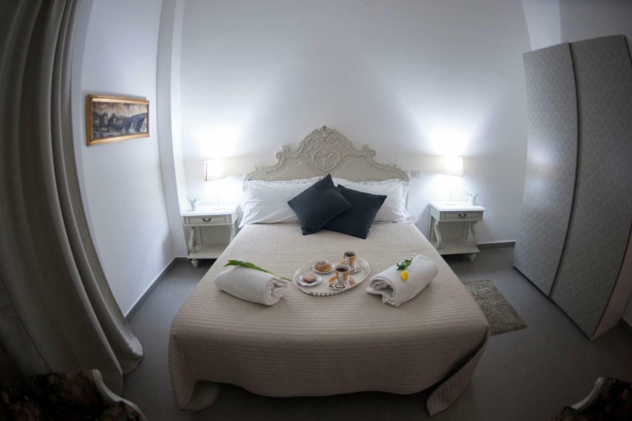 Casa Vacanza "Al Vicolo Delle Colonne" Salerno Eksteriør billede